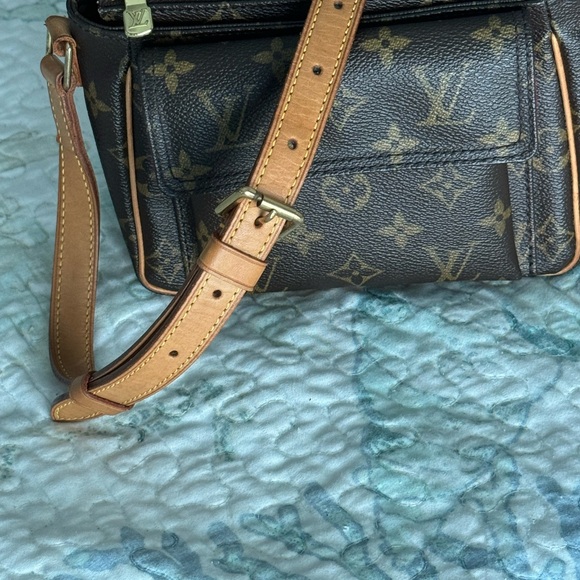 Authentic Louis Vuitton Viva Cite PM - Picture 2 of 11